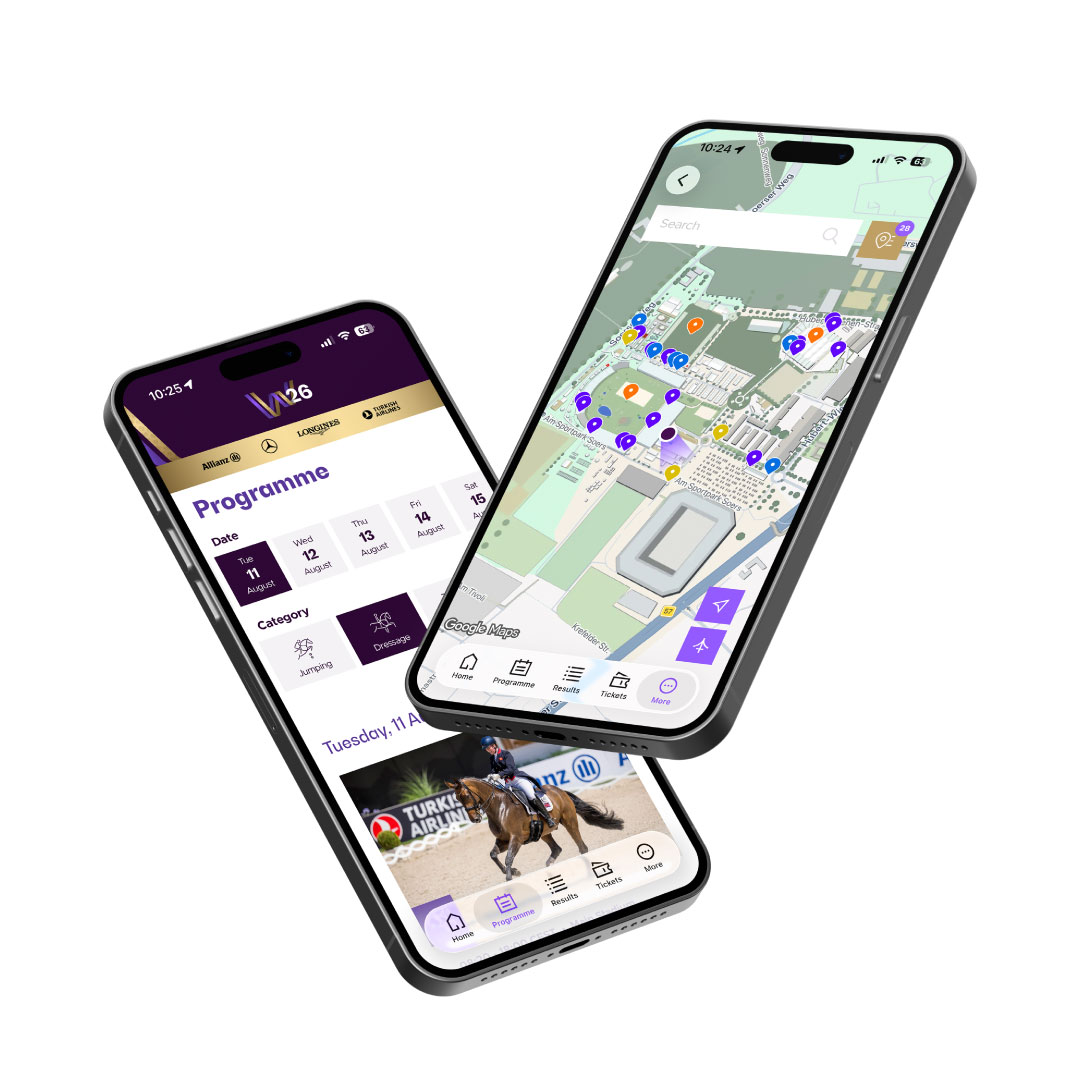 Zwei schräg nebeneinander liegende Smartphones zeigen die WM26 App: Auf dem einen Display sind Programm, Ergebnisse und Ticket Navigation mit Reitsportfoto zu sehen, auf dem anderen eine farbig markierte Gelände- und Lagekarte des Turniergeländes.